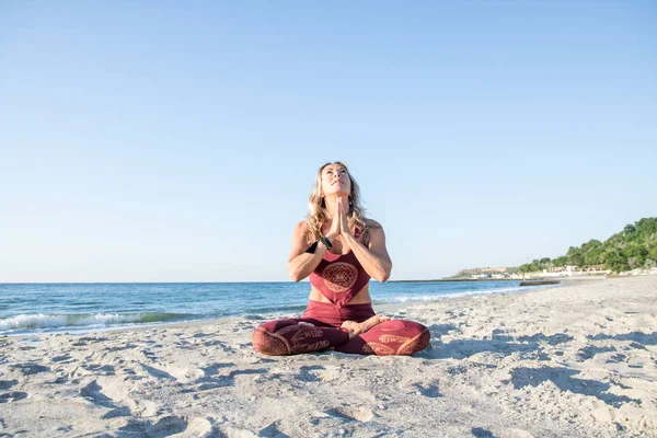 Kaukaski zdrowe dorosły kobieta z pięknym ciałem robi jogi medytacji na wschód słońca na plaży, Joga stwarza — Zdjęcie stockowe