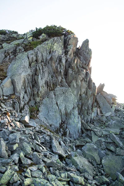 Gran pared de suela gris en el pico de una montaña en la luz del atardecer —  Fotos de Stock