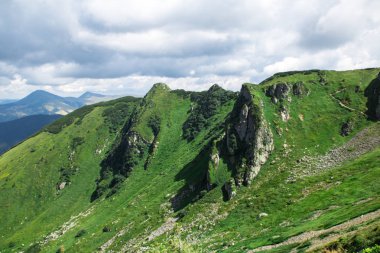 yeşil dağ alpleri sırt, düşük gri bulutlar