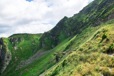 yeşil dağ alpleri sırt, düşük gri bulutlar