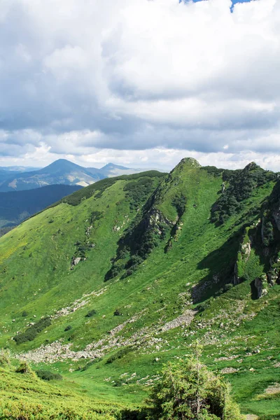 Zielona Góra Alpy grzbiet, niskie szare chmury — Zdjęcie stockowe