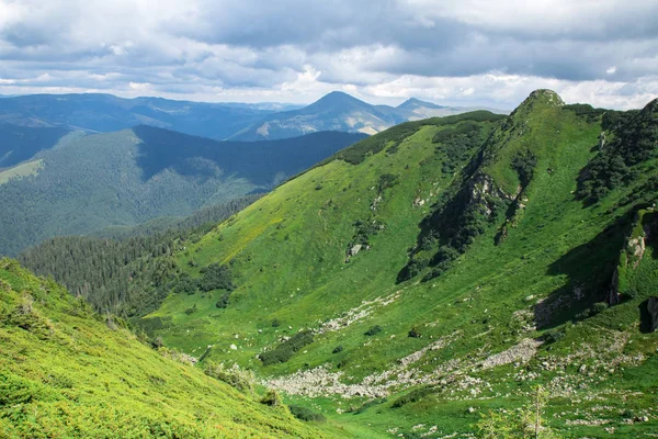 Зелені гірські альпи хребет, низькосірі хмари — стокове фото