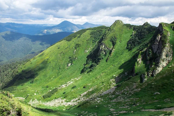 Зелені гірські альпи хребет, низькосірі хмари — стокове фото