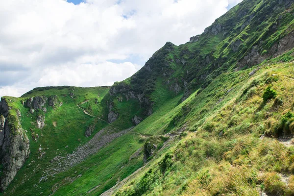 yeşil dağ alpleri sırt, düşük gri bulutlar