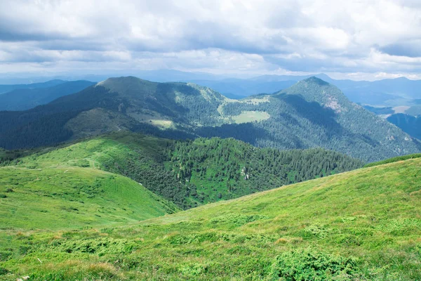 緑の山アルプス尾根、低灰色の雲 — ストック写真