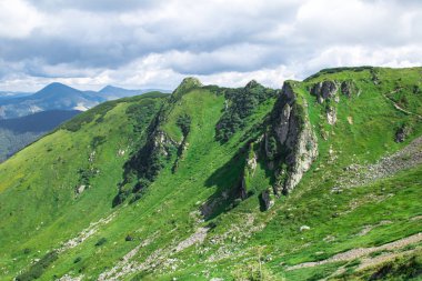 yeşil dağ alpleri sırt, düşük gri bulutlar