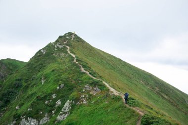 yeşil dağ sırtı zirvesine yolda tanınmayan yürüyüşçü