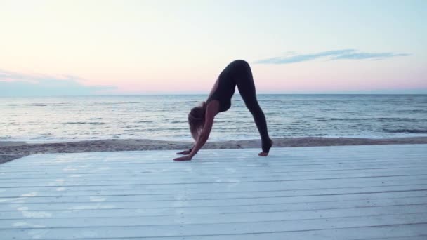 Rijpe Vrouw Met Mooi Lichaam Doet Yoga Splitst Bij Zonsopgang — Stockvideo