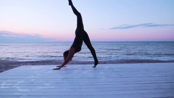 Rijpe Vrouw Met Mooi Lichaam Doet Yoga Splitst Bij Zonsopgang — Stockvideo