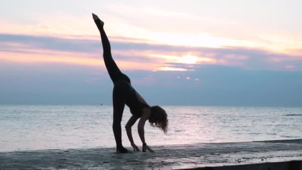 Rijpe Vrouw Met Mooi Lichaam Doet Yoga Splitst Bij Zonsopgang — Stockvideo