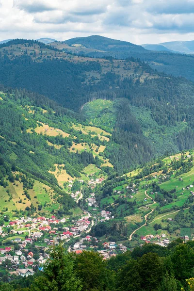 Pequena cidade no vale verde da montanha — Fotografia de Stock