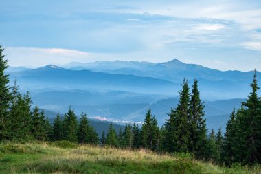 dağ sırası karpat dağlarda mavi sis ile mağara