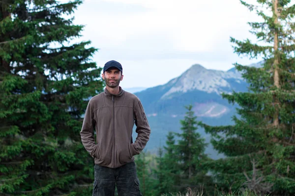 帽子をかぶったハイカーの男は、カルパチア山脈のゴルガニーで山脈の風景を賞賛 — ストック写真