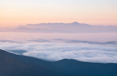 dağlarda düşük vanila bulutlar. dağlarda sabah düşük sis