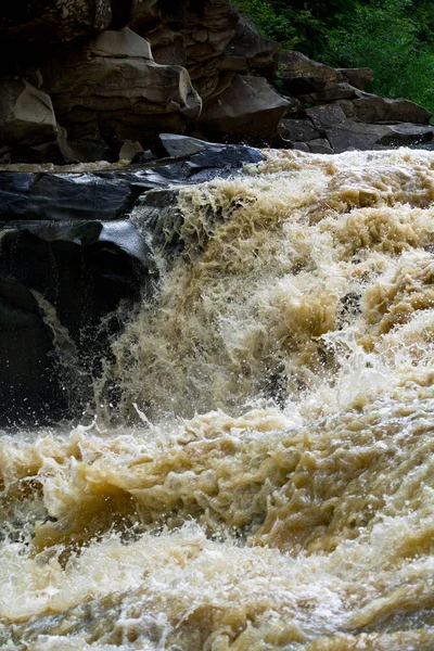 Snelle stroom van vuil water in rivier stroomversnellingen en waterval — Stockfoto