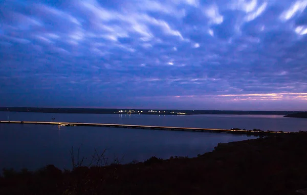 Blauwe en vanille zonsopgang op het meer, de verlichting van de weg — Stockfoto