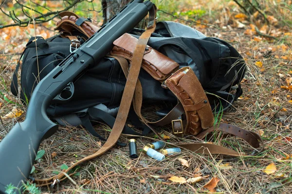 Munición de escopeta y cinturón de catridge vintage en paquete en el bosque naranja de otoño — Foto de Stock