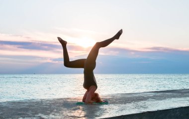 denizde gün doğumunda yoga böler yapıyor güzel vücut ile tanınmaz senoir kadın, yoga silueti pozlar