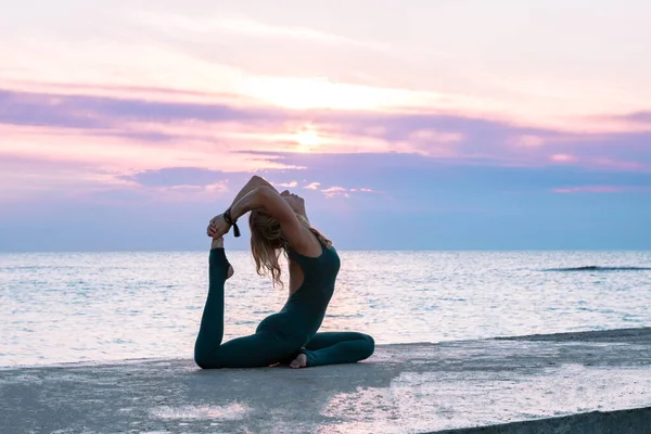 Nierozpoznawalny senoir kobieta z pięknym ciałem robi joga dzieli się na wschód słońca na morzu, sylwetka jogi stwarza — Zdjęcie stockowe