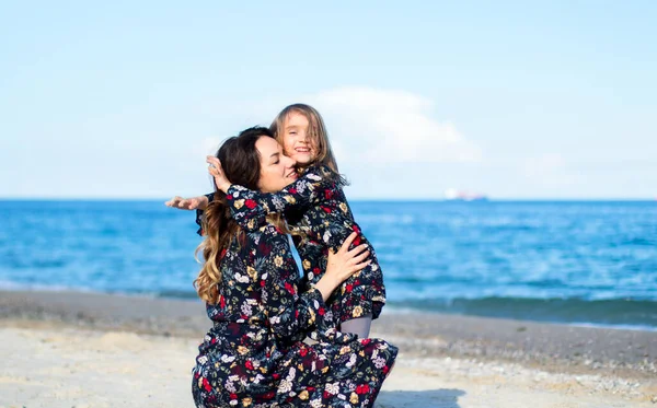Young Woman Little Girl Similar Dresses Hugs Beach — Stock Photo, Image