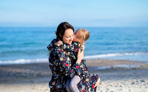 Young Woman Little Girl Similar Dresses Hugs Beach — Stock Photo, Image