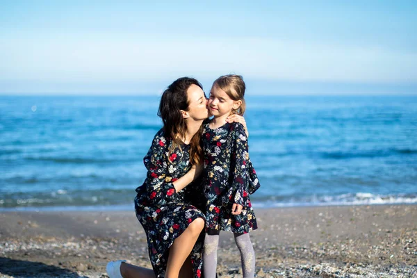 Young Mother Little Girl Similar Dresses Kisses Beach — Stock Photo, Image