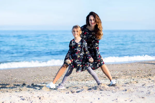 Junge Frau Und Kleines Mädchen Ähnlichen Kleidern Spielen Strand — Stockfoto