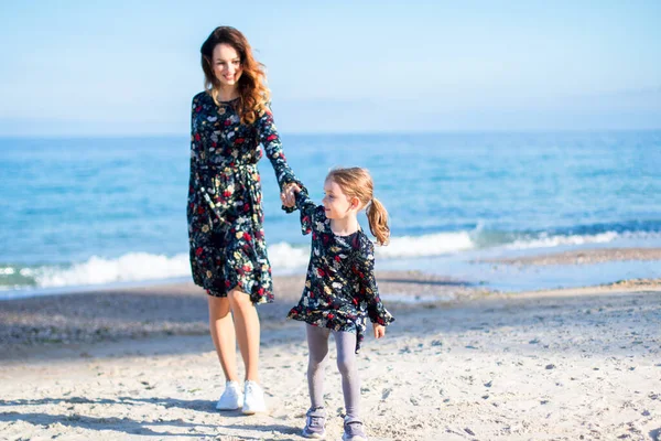 Little Girl Leads Hand Her Mother Beach Similar Dresses — Stock Photo, Image