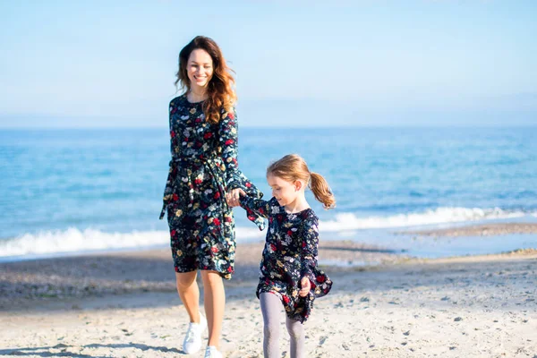 Una Niña Pequeña Lleva Por Mano Madre Playa Vestidos Similares —  Fotos de Stock