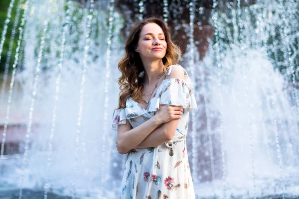 Chica Caucásica Vestido Blanco Con Flores Siente Feliz Cerca Gran —  Fotos de Stock