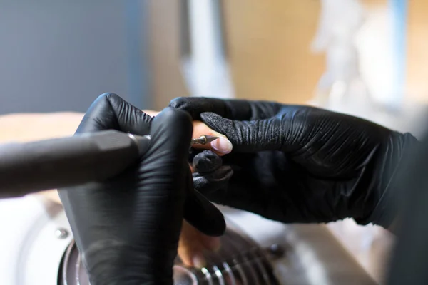 Maniküre Schwarzen Handschuhen Macht Maniküre Mit Einem Manikürbohrgerät — Stockfoto