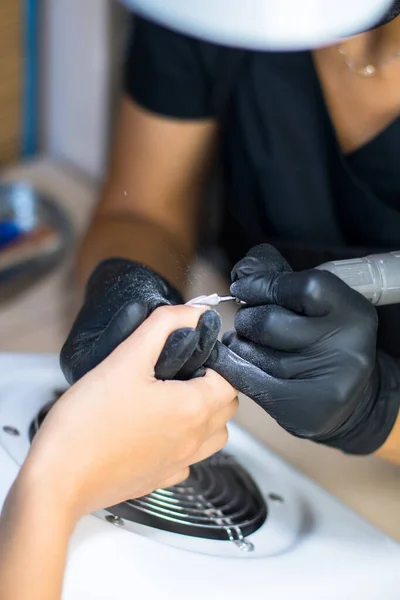 Manicure Zwarte Handschoenen Het Maken Van Manicure Met Een Manicure — Stockfoto
