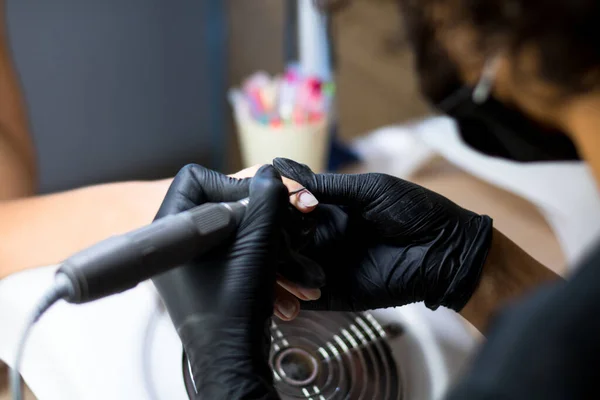 Maniküre Schwarzen Handschuhen Macht Maniküre Mit Einem Manikürbohrgerät — Stockfoto