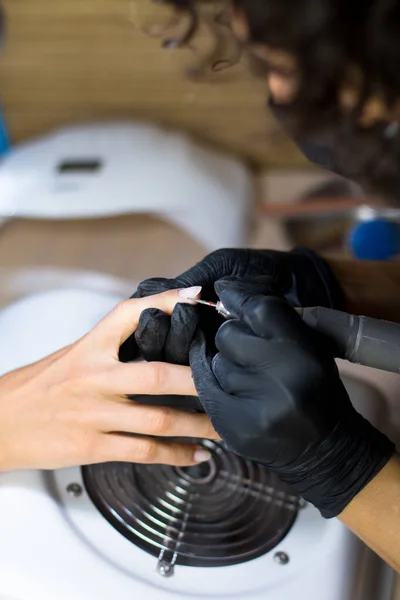 Manicure Meester Zwarte Handschoenen Masker Het Maken Van Manicure Met — Stockfoto
