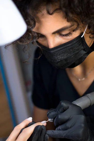 Manikürmeister Schwarzen Handschuhen Und Maske Macht Maniküre Mit Einem Manikürbohrgerät — Stockfoto