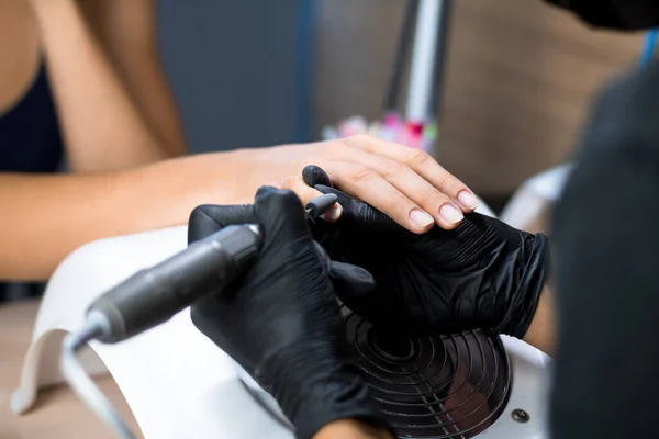 Manicure Meester Zwarte Handschoenen Masker Het Maken Van Manicure Met — Stockfoto