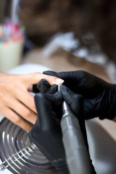 Manicure Meester Zwarte Handschoenen Masker Het Maken Van Manicure Met — Stockfoto