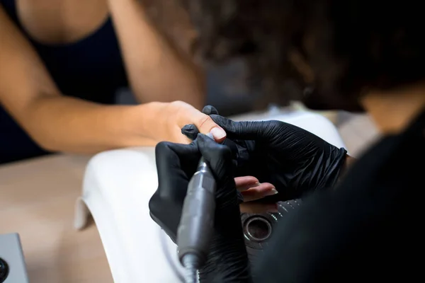 Manicure Meester Zwarte Handschoenen Masker Het Maken Van Manicure Met — Stockfoto