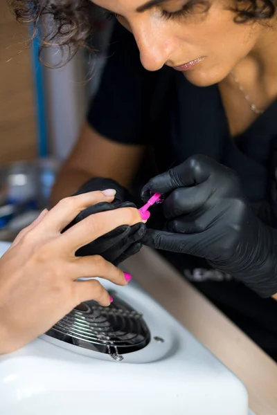 Manicure Meester Zwart Handschoenen Schilderen Nagels Paars Nagel Salon — Stockfoto