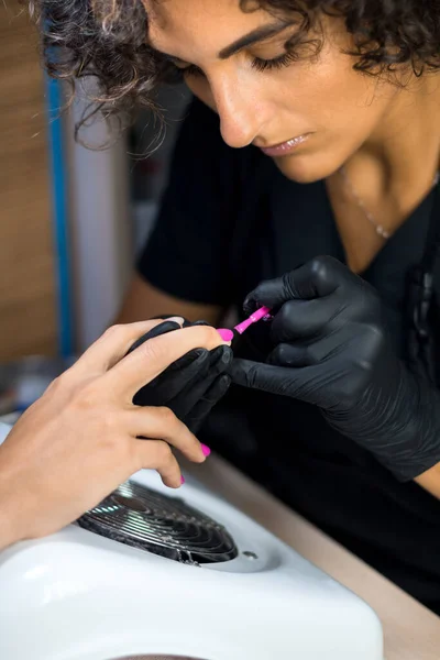 Manicure Meester Zwart Handschoenen Schilderen Nagels Paars Nagel Salon — Stockfoto