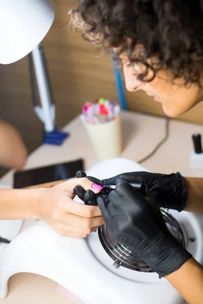 Lockige Maniküre Meister Schwarzen Handschuhen Tun Lila Maniküre Nagelstudio — Stockfoto