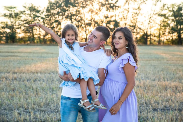 Happy Young Family Field Pregnant Wife Little Girl Hugs Father — Stock Photo, Image