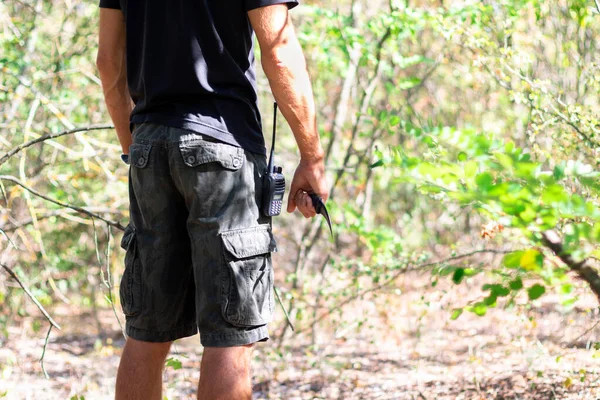Man Camouflage Trousers Shirt Forest Karambit Knife Waiting Trail — Stock Photo, Image