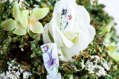 Tırtıl ve uğur böceği desenli tırnak örnekleri. Yapay ağaçta çiçeklerle