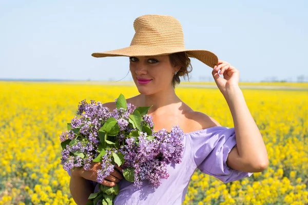 Jeune Femme Caucasienne Chapeau Robe Magenta Avec Bouquet Lilas Main — Photo