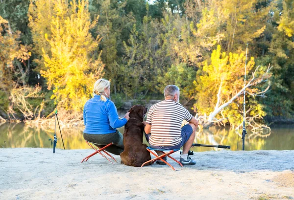 Pareja Jubilada Con Perro Labrador Pescando Otoño Río Sentado Con —  Fotos de Stock