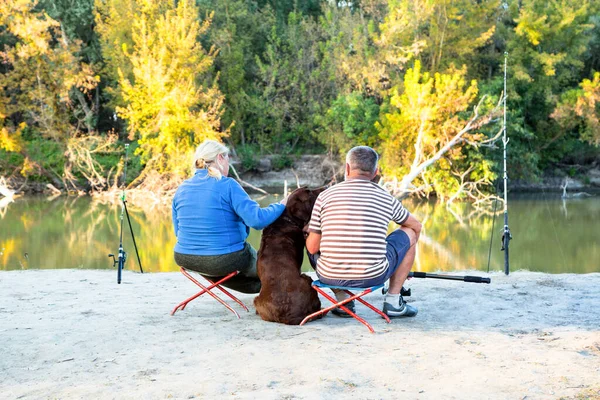 Pareja Jubilada Con Perro Labrador Pescando Otoño Río Sentado Con —  Fotos de Stock