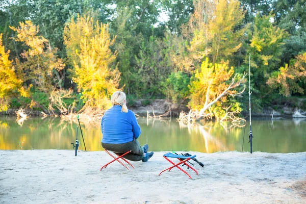 Pensionerat Par Fiske Hösten Floden Sitter Med Hund Fällbara Stolar — Stockfoto