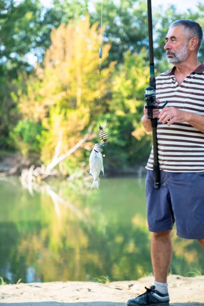 Hombre Retirado Manteniendo Caña Pescar Con Pescado Gancho Otoño Colores —  Fotos de Stock