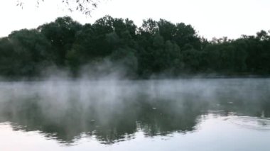 Nehrin üzerinde sabah buharlaşması, suyun üzerinde sis.